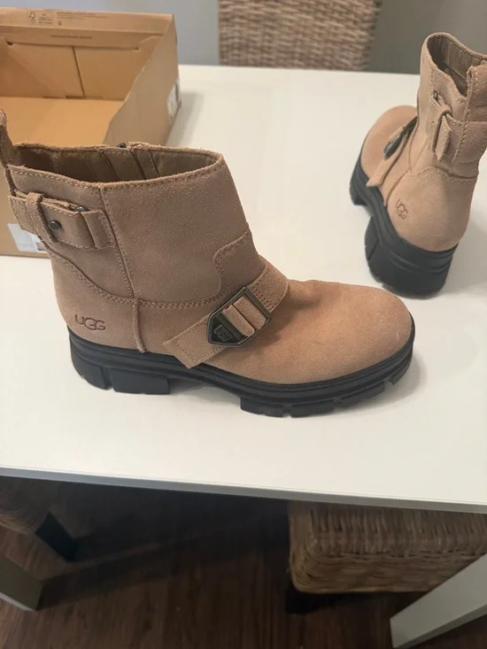 UGG Ashton short Suede Lug Sole Ankle Booties in San size 9 EUC - Picture 7 of 13